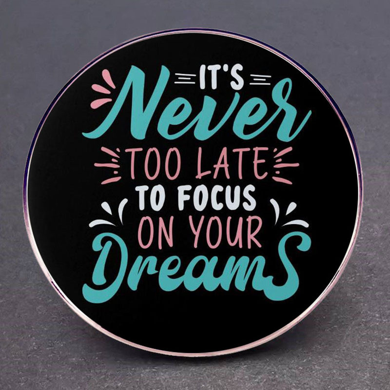 당신의 꿈에 집중하기에는 너무 늦지 않을 것입니다. 영감을주는 영어 핀 배지 금속 합금 배지 액세서리