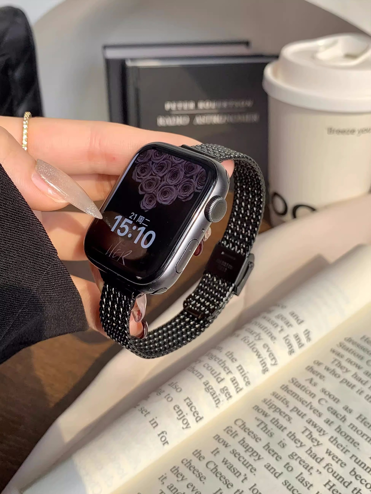Aplicable para Apple Watch acero inoxidable metal de trigo herringbone hebilla de succión cintura pequeña correa de mujer