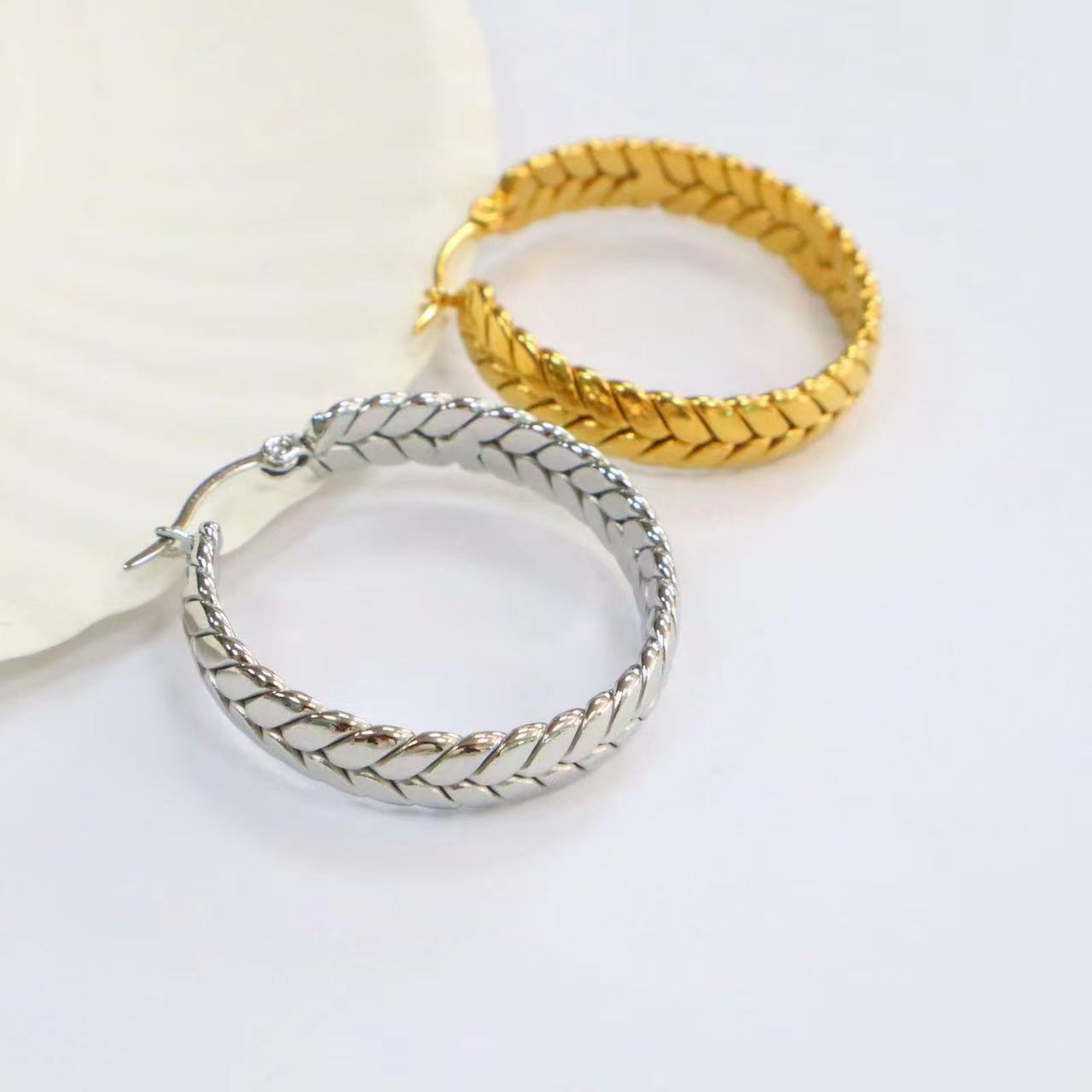 Grain Pattern Women'S Gender PVD Coated 18K Gold Real Gold Plated Grain 201 Stainless Steel Simple Style Waterproof Non Tarnish Earrings