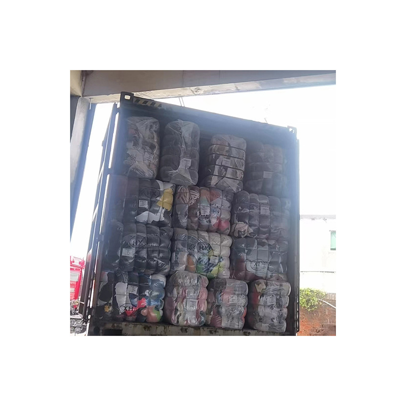低价按公斤批发二手衣服货车运输出口非洲旧衣服混装服饰摆地摊