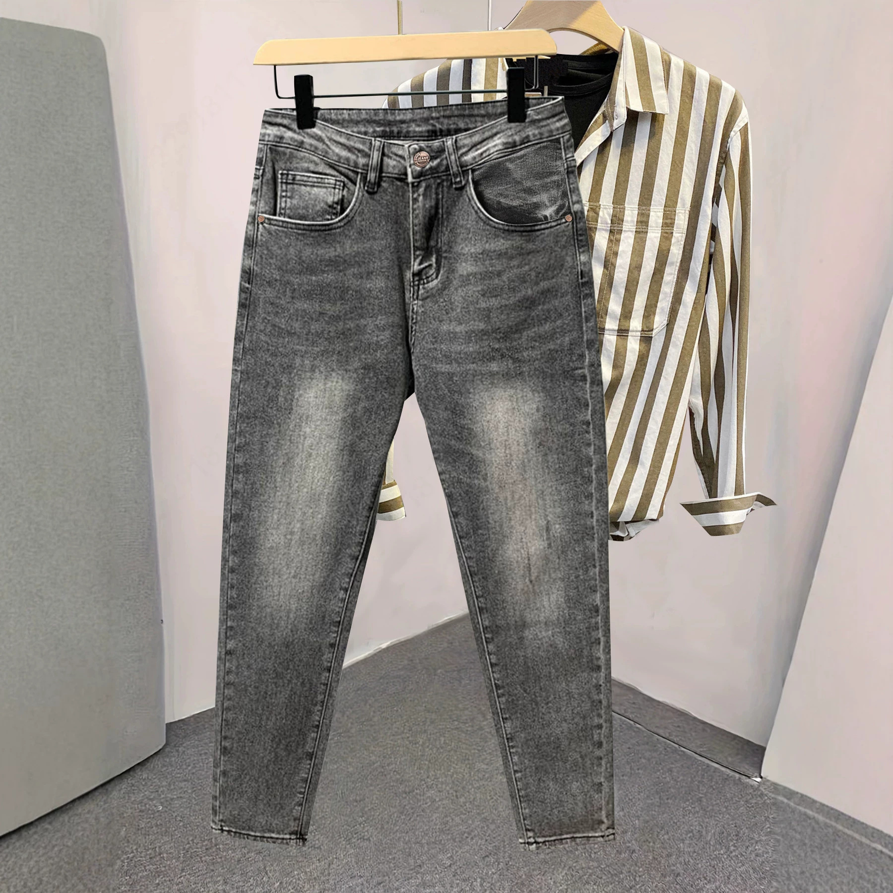 Jean gris slim droit pour homme | Coupe classique avec étiquette en cuir signature | Denim stretch confortable pour tous les jours_voghion.com
