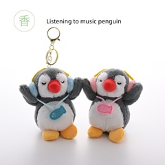 魚のイヤホンをつけたペンギンのぬいぐるみのキーホルダーが可愛いカバンの人形機のぬいぐるみです。