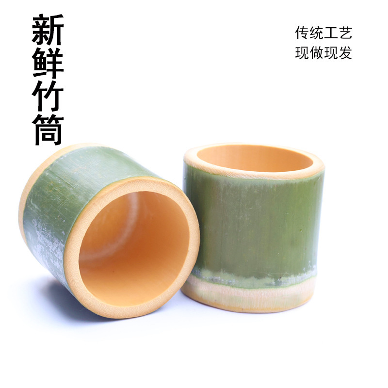 緑の手作りの空の竹の筒の鋳型は屋台の竹の筒のご飯の新鮮な竹を並べて竹の筒のアイスクリームのネットの赤いミルクのカップを作ります。|undefined