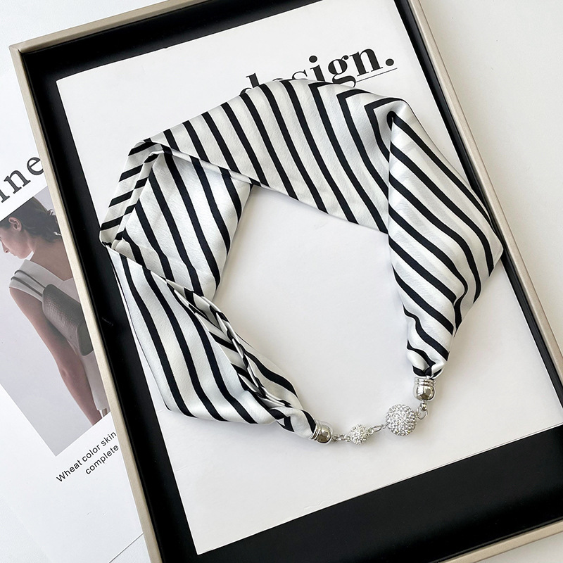 Primavera y verano nueva celebridad en línea mismo estilo banda de pelo bufanda correa de muñeca perezoso multi-funcional hebilla de succión magnética pequeña bufanda Venta caliente