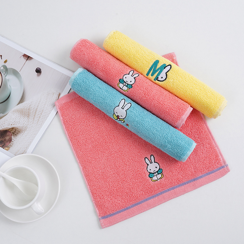 Factory wholesale 25*25 plain square towel kindergarten saliva towel children's towel wash face small square towel embroidered logo