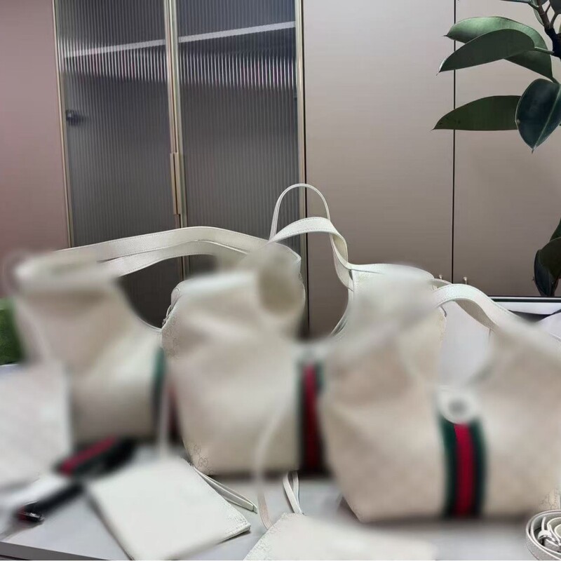 Gucci Denim Double-G Tote Bag Is Retro, Stylish, Practical for Commuting and Casual Use, Versatile and a Must-Have for Everyday Outings Gucci Denim Double-G Tote Bag Is Retro, Stylish, Practical for Commuting and Casual Use, Versatile and a Must-Have for Everyday Outings