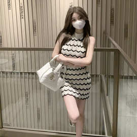 撞色波浪纹针织挂脖连衣裙女夏季新款修身性感短裙女收腰包臀裙子
