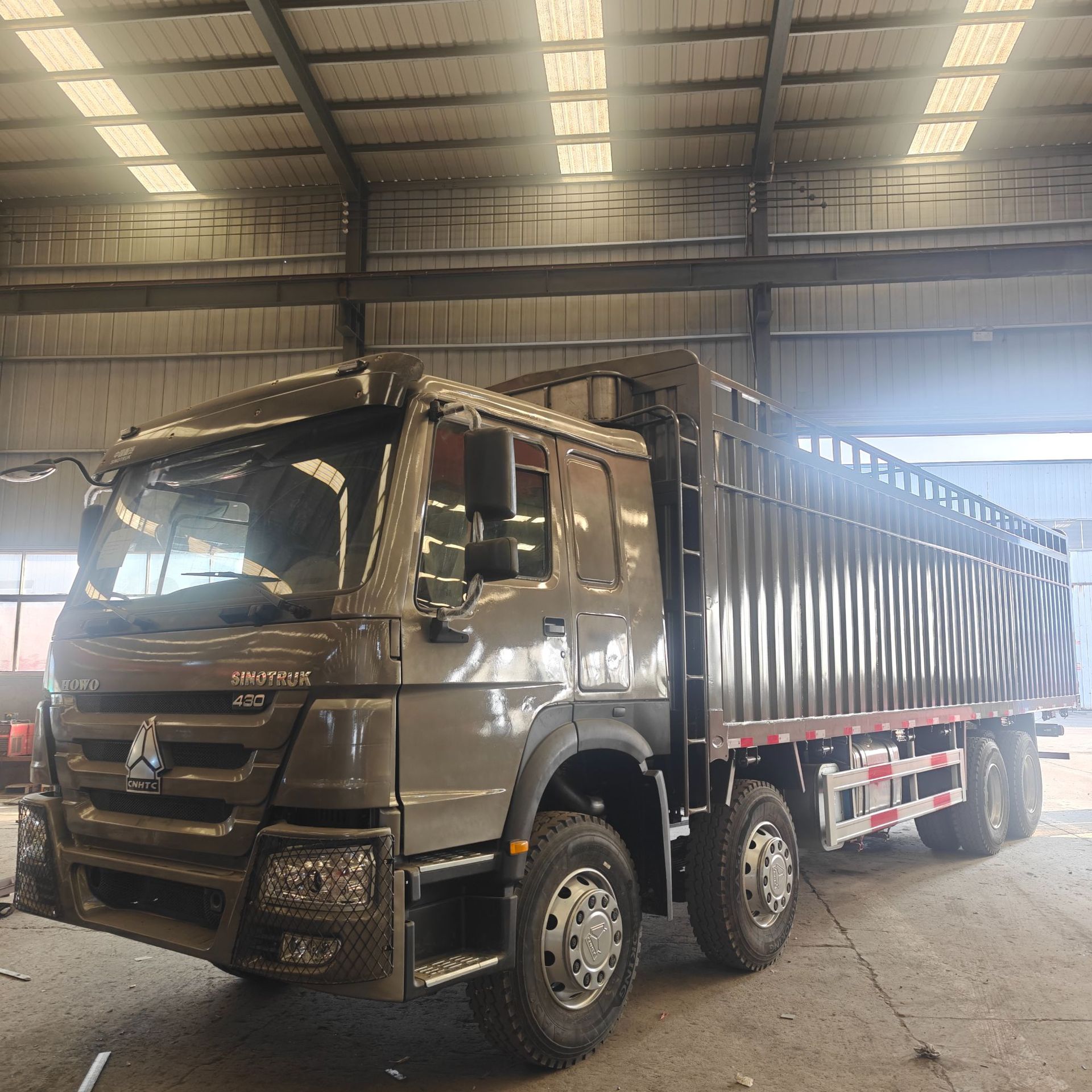 Export dump truck, Sinotruk HOWO 8X4 eight-wheel truck, container dump truck