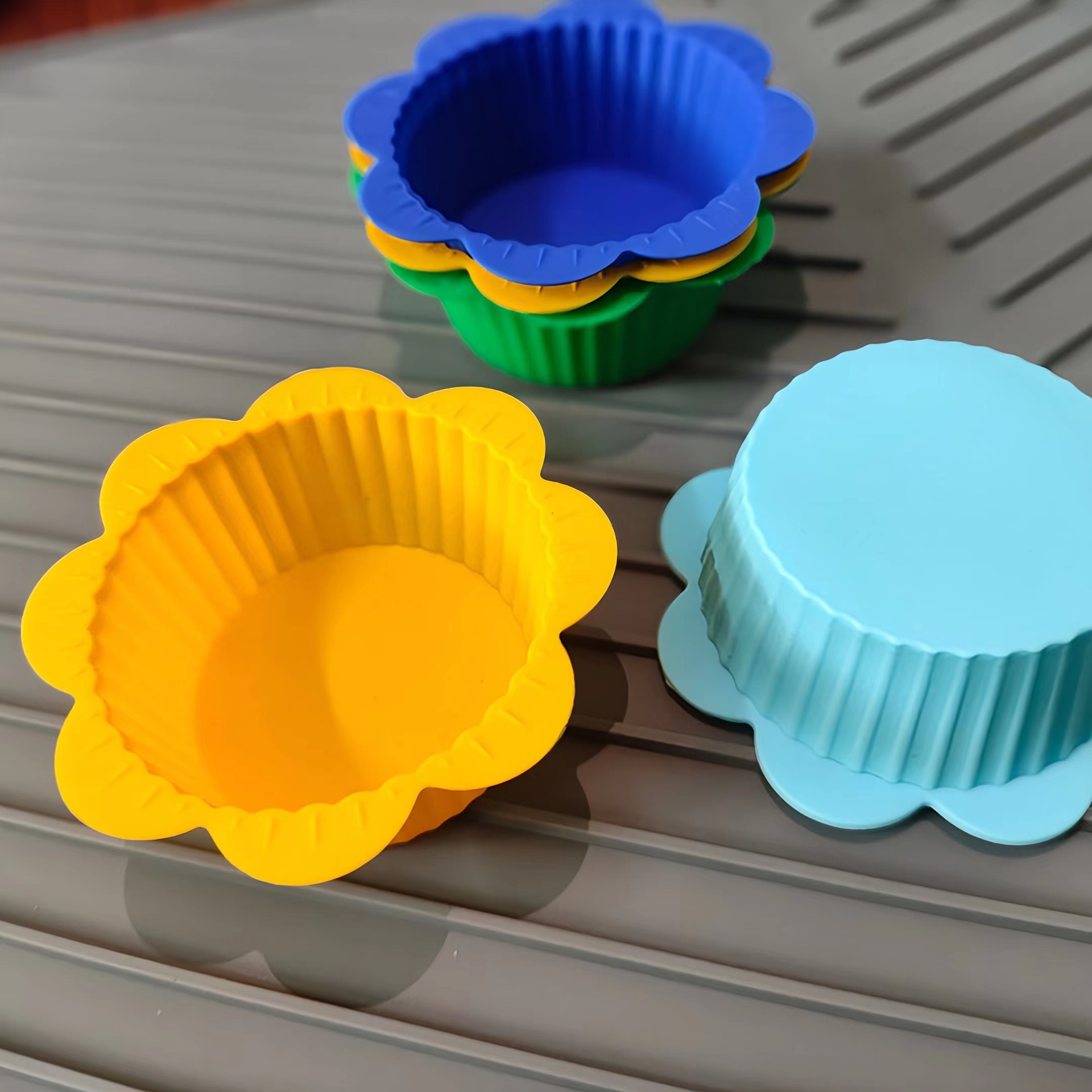 Cross-border best-selling thick silicone cupcake pan, pancake pan, egg tart flower-shaped baking pan wholesale