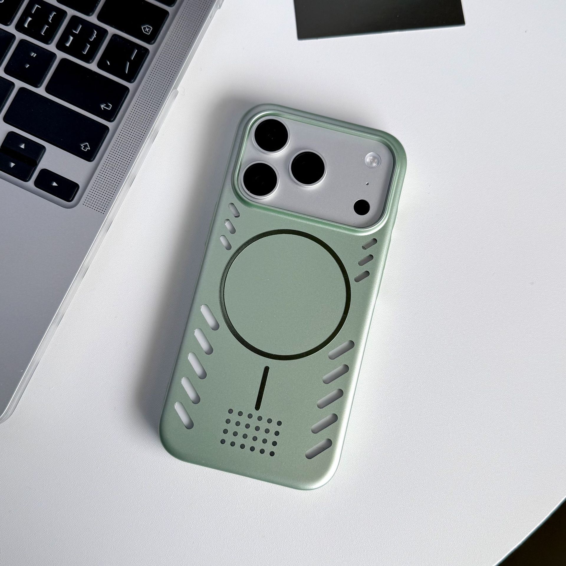 Pioneer Cooling Magnet Hollowing para iPhone17pro laca de metal para teléfonos móviles Apple 16 Case anti-caída
