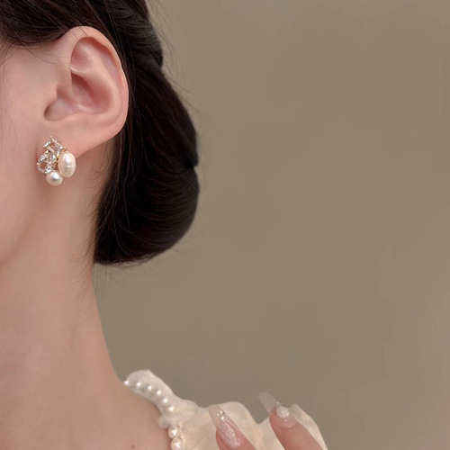 Designed freshwater pearl zircon stud earrings, feminine, elegant, niche, unique, fashionable and versatile earrings.