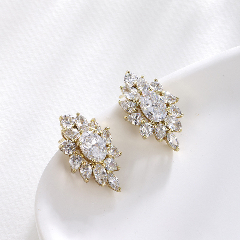 Xuping aleación chapada en oro con microincrustaciones de temperamento de circonio, lujo ligero, traje de moda europeo y americano, pendientes, colgante, collar de dos piezas para mujer