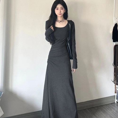 French-style long-sleeved gray dress for women, with a waist-cinching design for a slimming effect, featuring a flowing long skirt with a sense of elegance and a knee-length hem, suitable for autumn and winter as a layering piece.