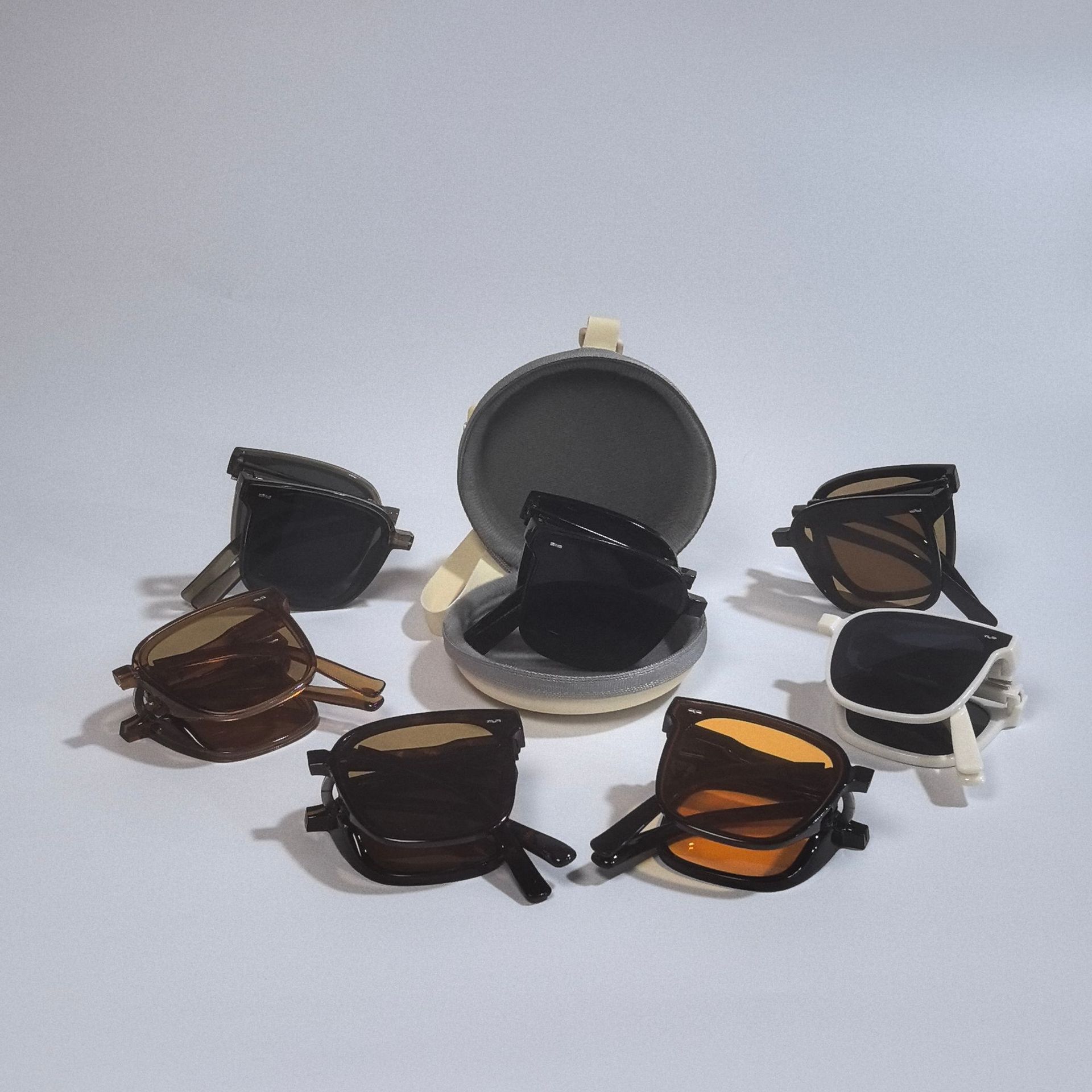 Foldable fashionable sunglasses