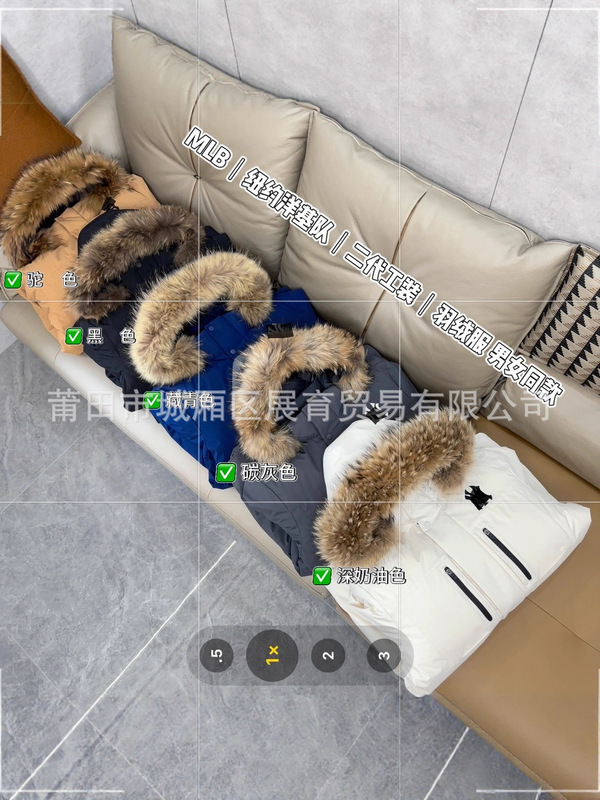 Putian high-quality replica MLB workwear down jacket with large fur collar, Yankees team, mid-length, for men and women couples Putian high-quality replica MLB workwear down jacket with large fur collar, Yankees team, mid-length, for men and women couples
