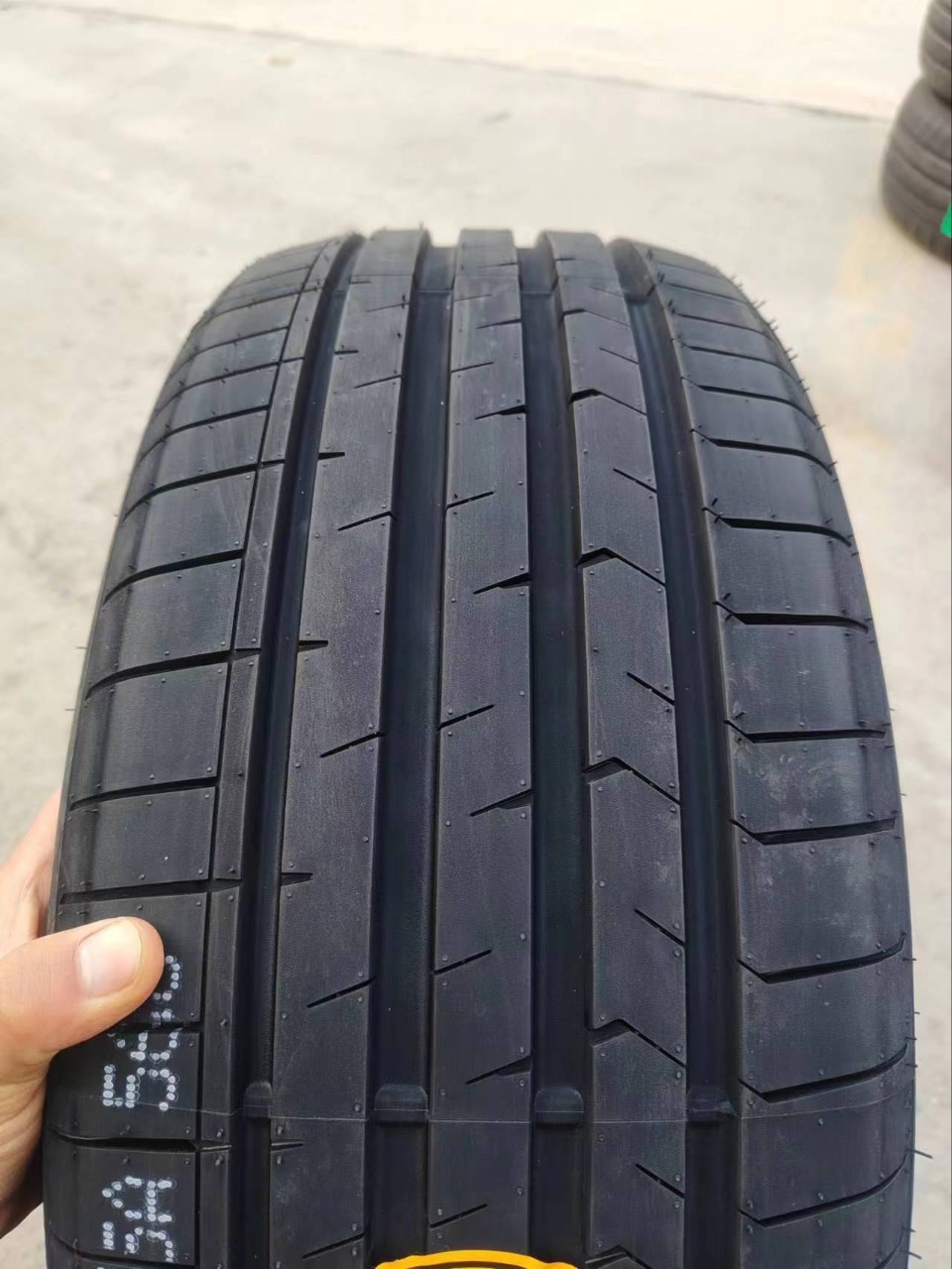 Brand New Tires 225/45R18 95W Suitable for Kia K5, New Passat, Reiz, Camry 225/45Zr18
