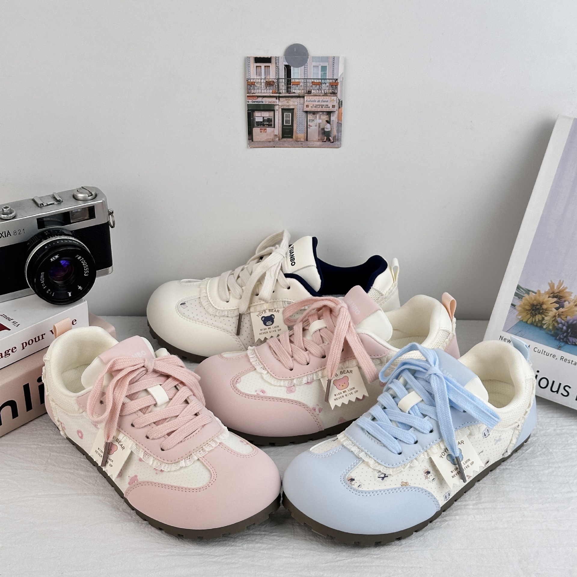 Yuanbo zapatos blancos para mujeres 2025, verano nuevo oso impresión de zapatos de entrenamiento, zapatos de skate casuales, zapatos de pan de cabello