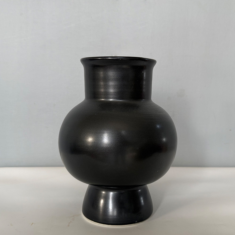 검정색 높이 25cm, 입구 지름 9cm, 폭 17cm