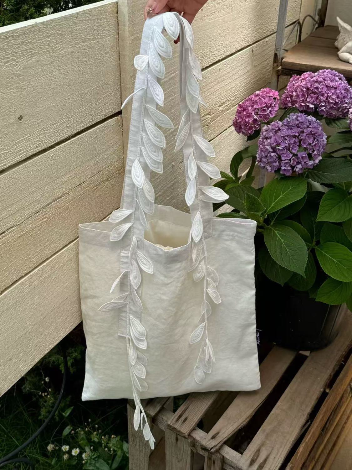 Geometric white one-shoulder bag