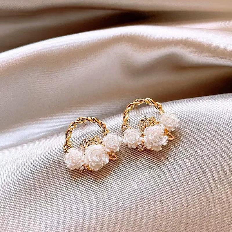Модные небольшие прозрачные дизайном серьги, стиль Chanel, тренд сезона, стиль высокого качества