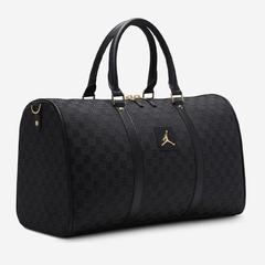 新商品の荷物を代行します。フィットネスの斜めショルダーバッグ、片手で運動するバケツのハンドバッグを持っています。
