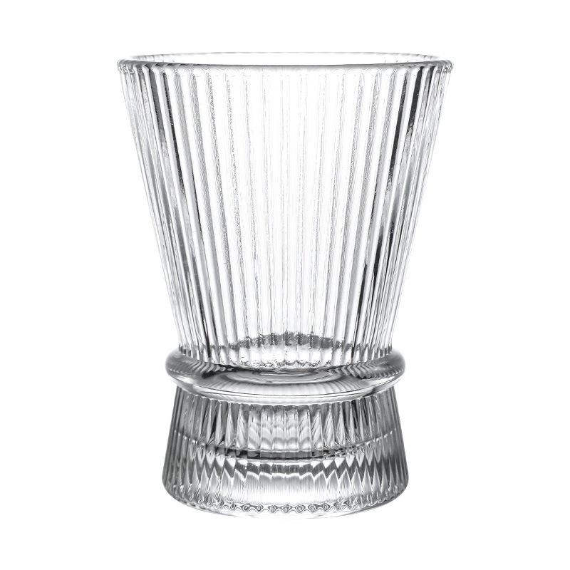 Cortes elegantes copas de vino alto de pie alto en tazas de cóctel de atmósfera princesa de bebidas de vidrio