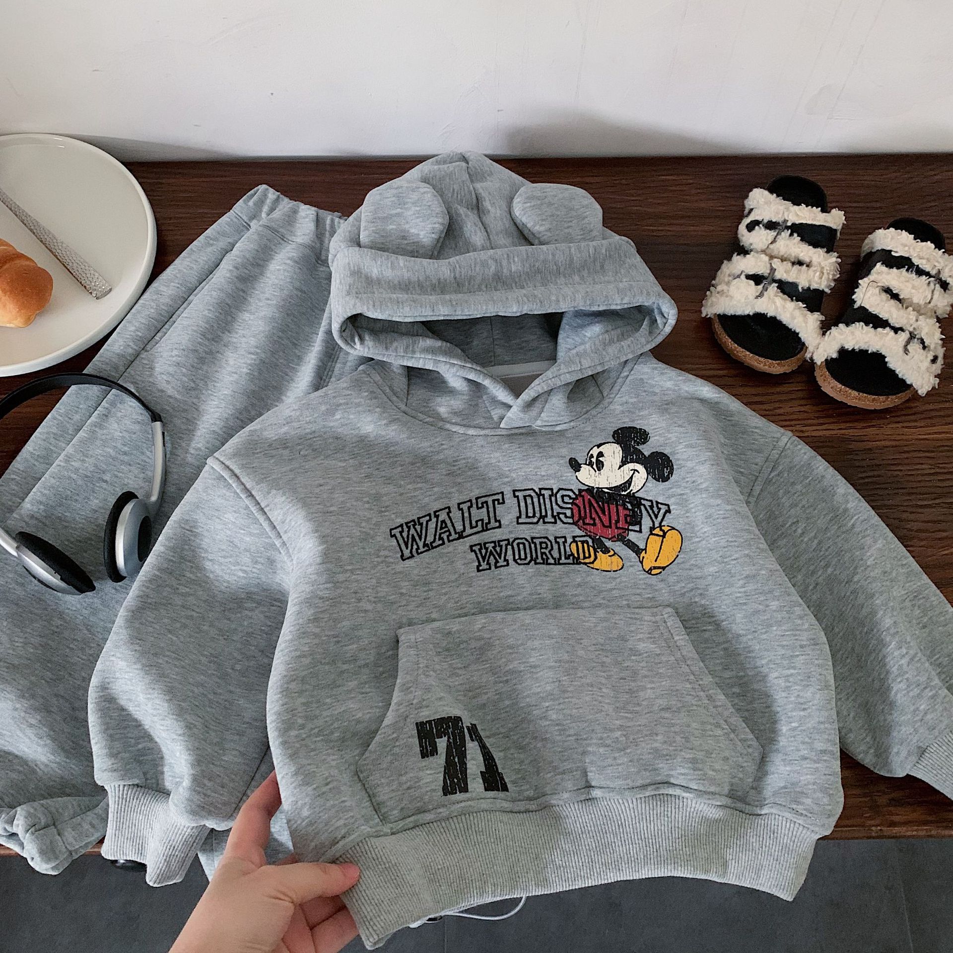 Children's Velvet Suit Winter New Style Boys' Hooded Cartoon Print Girls' Casual Sweatshirt Two-Piece Set for Small and Medium-Sized Kidsren