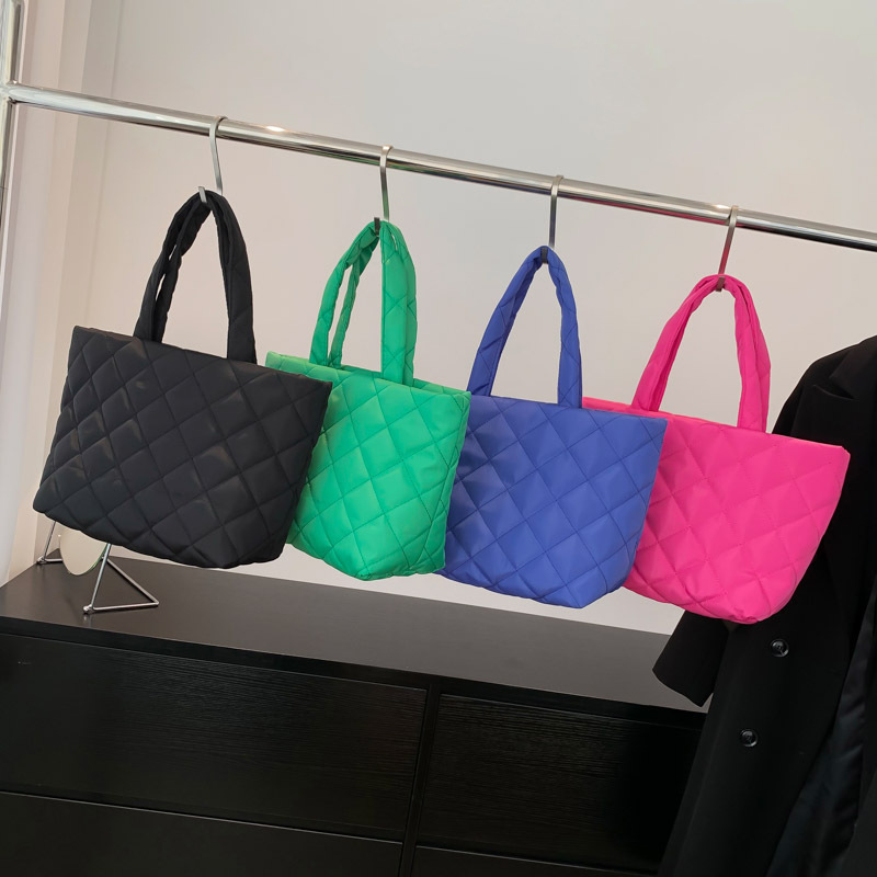 Bolsos de gran capacidad para mujer 2023 invierno nueva moda casual color sólido rombo bordado bolso de hombro bolso de viaje