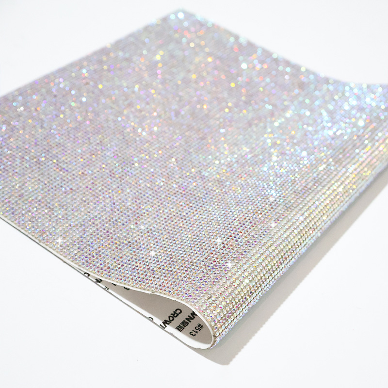 Los fabricantes venden al por mayor agua de vidrio, pegatinas de diamantes, adhesivos, taladros en caliente, piezas de diamantes decorativas para automóviles autoadhesivas, accesorios de joyería de bricolaje, taladros