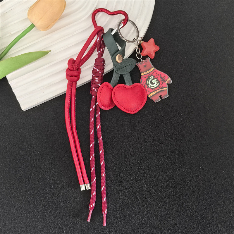 Llavero de cuero estilo MIU con colgante de estrella de fresa, accesorio de alta gama para llaves de coche.