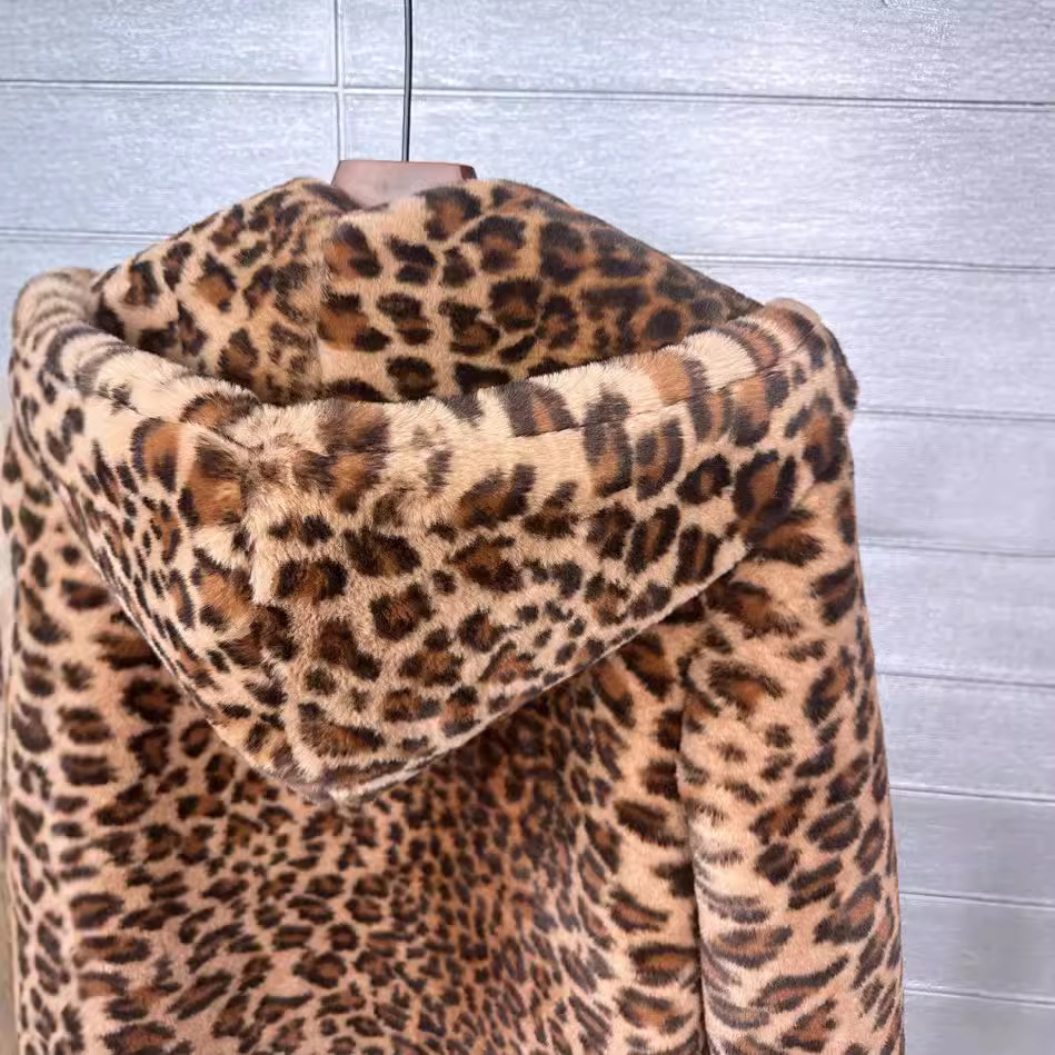 Ženska oblačila, modni ženski krzneni plašč s kapuco in leopardjim vzorcem, zajčjim krznom srednje dolžine_voghion.com