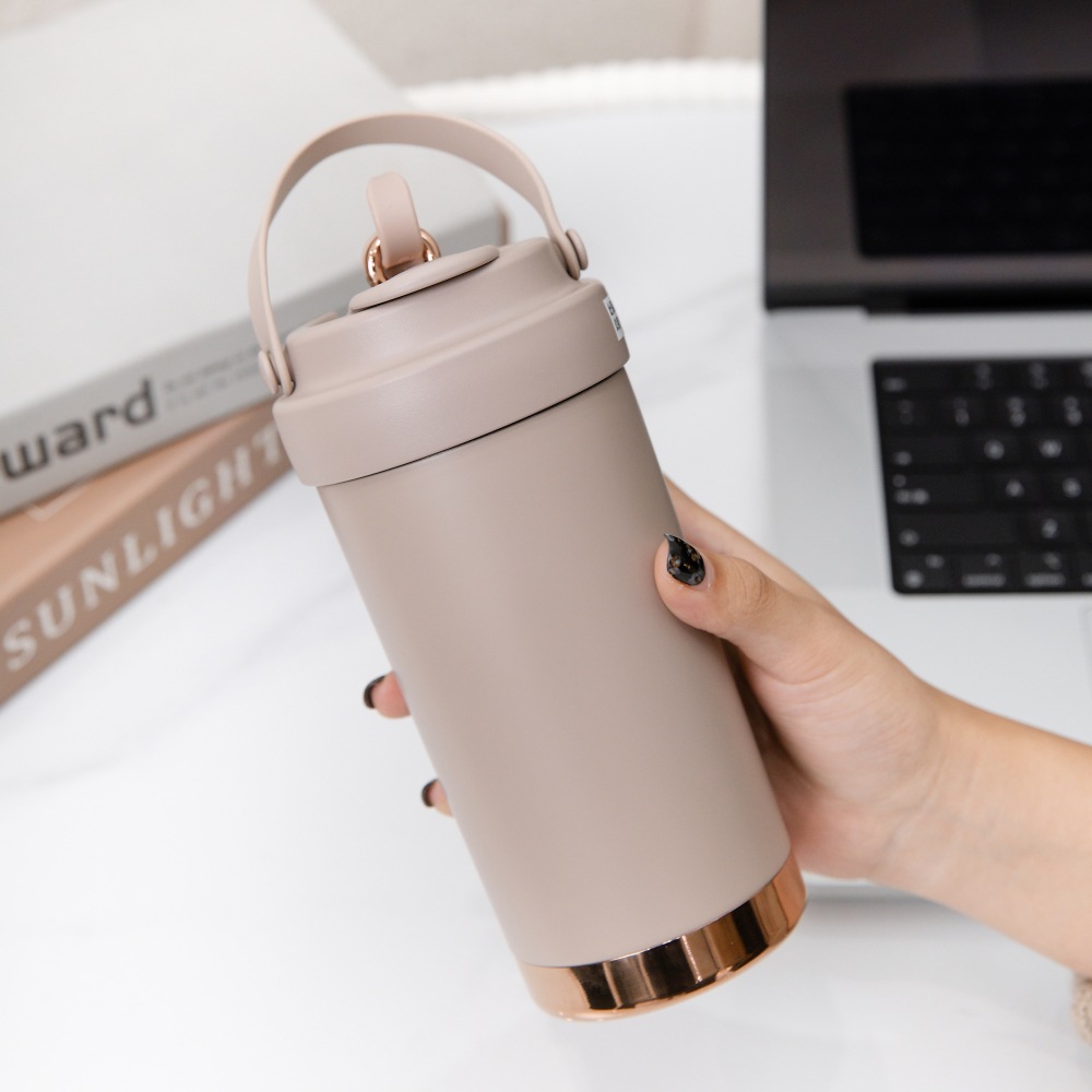 Nuevo tipo de taza de café de cerámica de alto valor nominal, taza de agua portátil para estudiantes de sexo masculino y femenino.