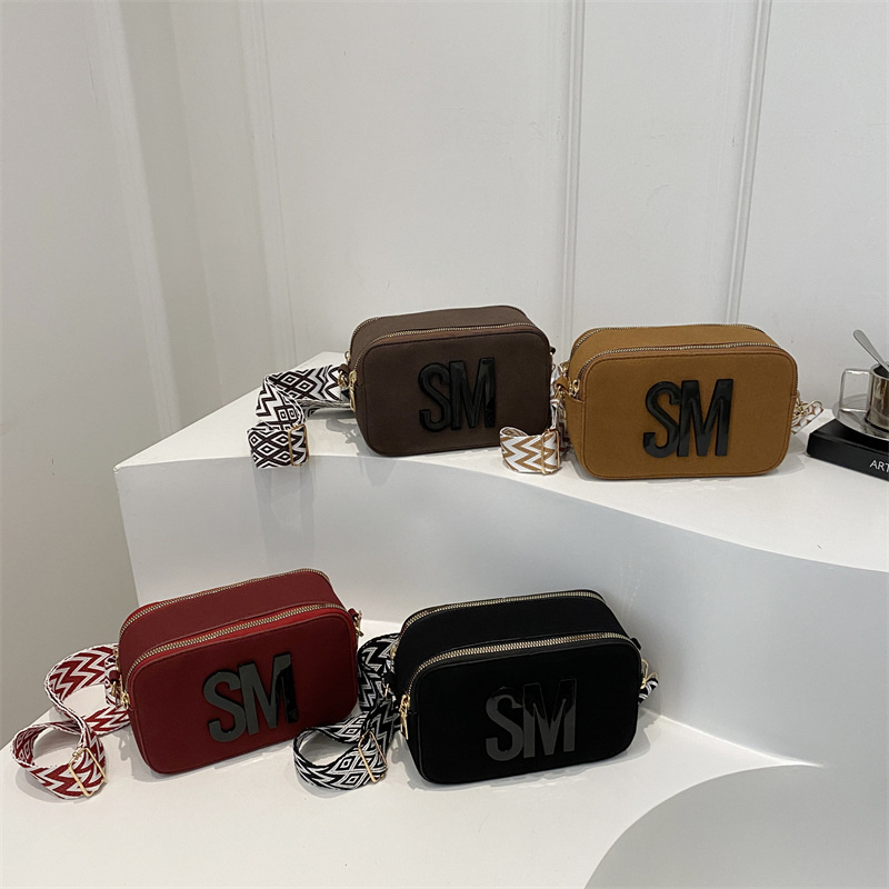 Bolso de hombro para mujeres 2025 primavera nueva bolsa de cámara ancha correa de hombro letras bolso de moda simple bolso de hombro