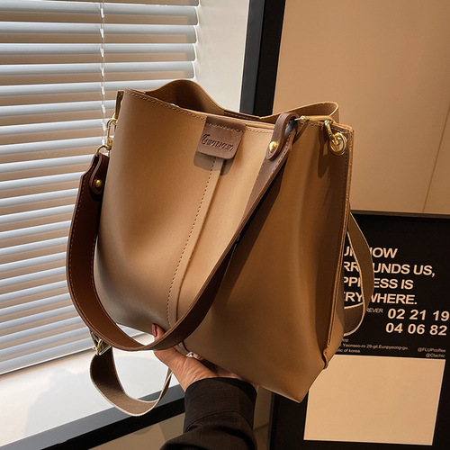 The 2024 New Fashion Autumn Versatile Wide Strap Single Shoulder Crossbody Bucket Bag for Women with Large Capacity