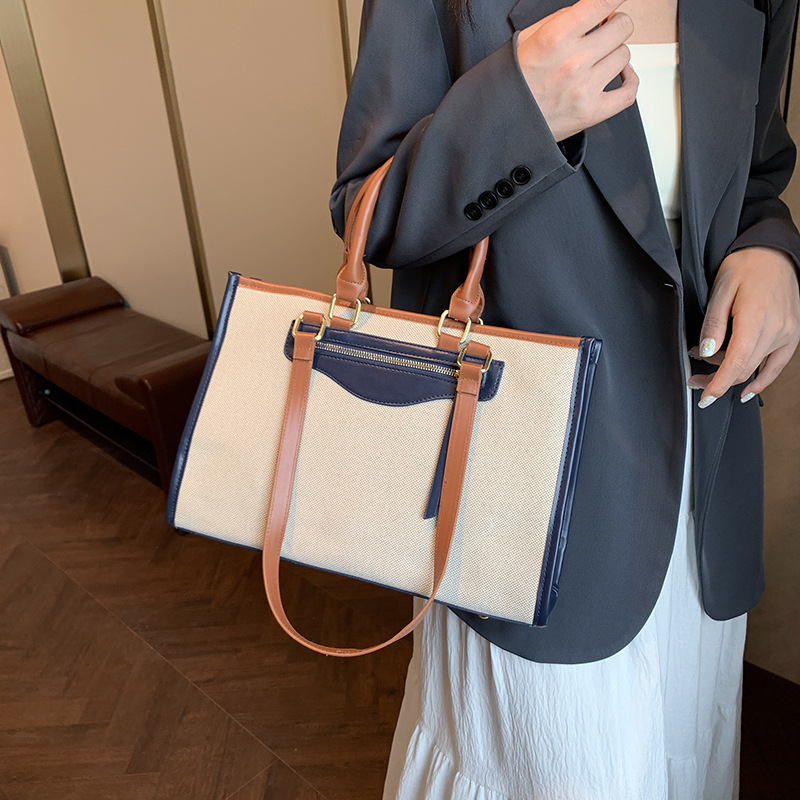 Bolsas casuales de gran capacidad para mujeres 2024 otoño nueva moda lona de hombro bolsas de brazo de viaje simple bolsas de mano image 4