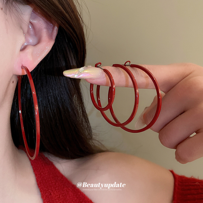 Aguja de plata, anillo de oreja rojo Encola, pendientes de temperamento de nicho retro de moda, pendientes europeos y americanos, lujo ligero, mujeres de alta gama