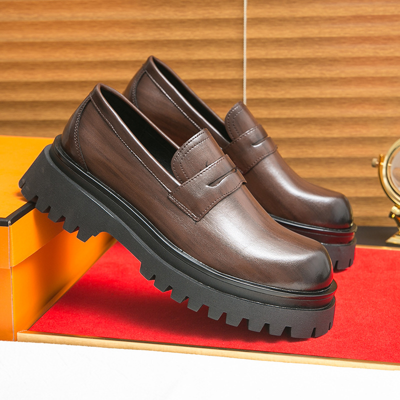 Nuevo estilo transfronterizo Four Seasons Zapatos Lefu de un pie Zapatos de aumento de altura de suela gruesa Zapatos de cuero de estilo británico casuales para hombres de moda negra
