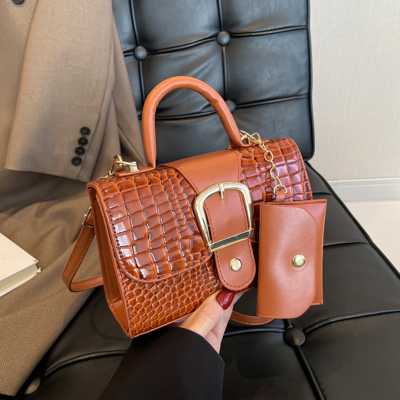 Bolso cuadrado pequeño de textura simple y de alta calidad para mujer 2024 otoño e invierno nuevo estilo patrón de cocodrilo madre dos en uno bolso de mensajero retro