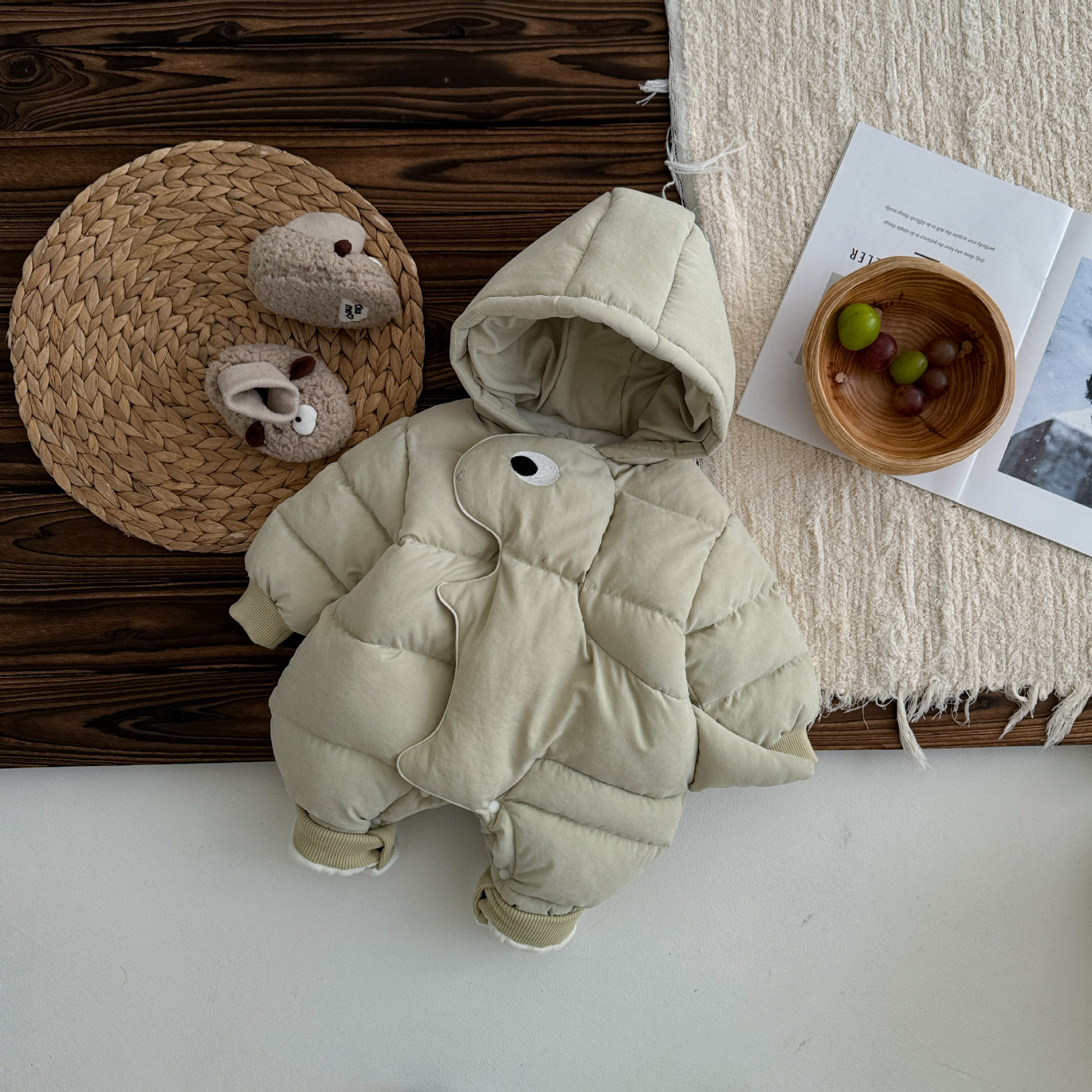 Invierno 2024 nuevo producto mono para bebé masculino ropa de salida acolchada gruesa mameluco tapeta de dibujos animados pequeño traje de arrastre de dinosaurio