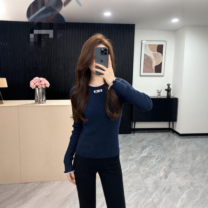 101.3kg Slim-fit long-sleeve top with lace details, stretchy and form-fitting inner top