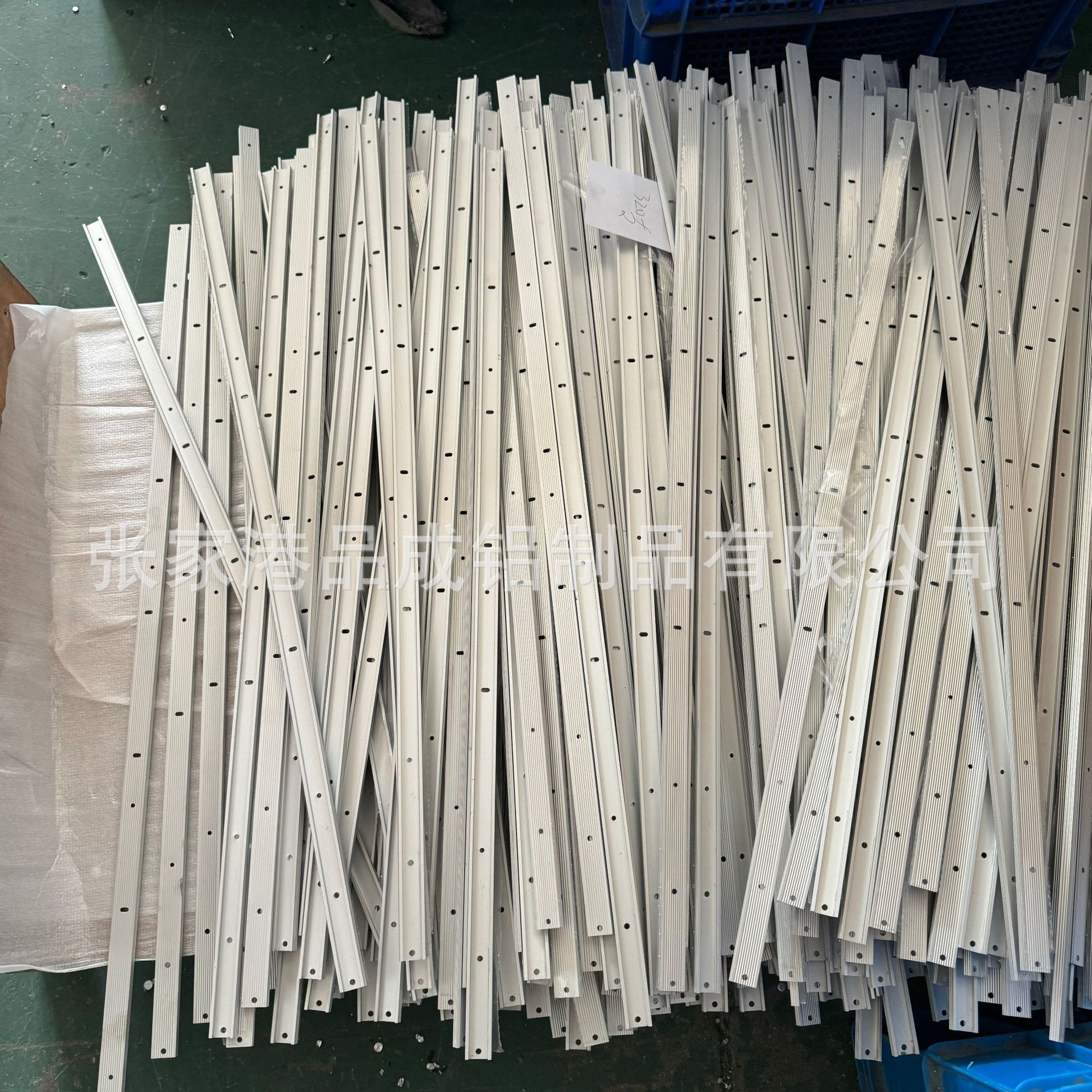 江苏槽型铝材冲压打孔加工铝合金包边型材CNC加工6063轨道铝滑轨
