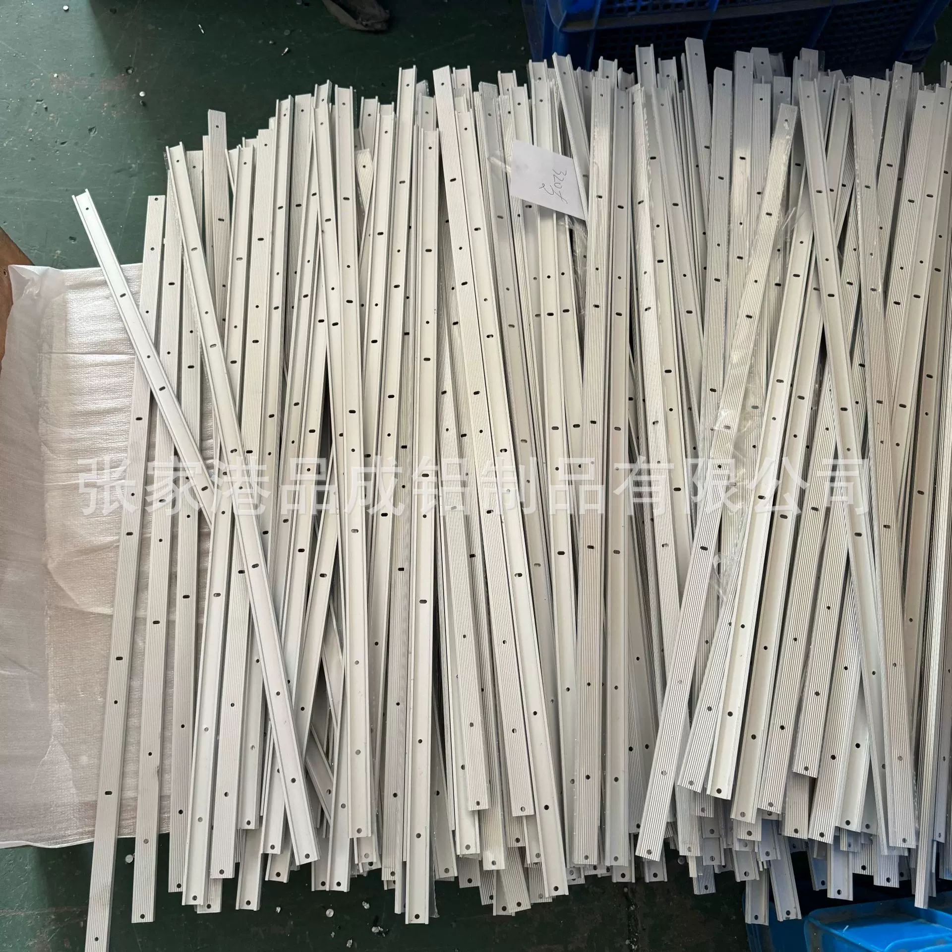 江苏槽型铝材冲压打孔加工铝合金包边型材CNC加工6063轨道铝滑轨