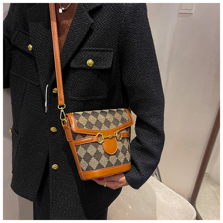 Retro Minority Design Crossbody Bag 2021 New Bags Women's High-grade Autumn And Winter Fashion All-matching Bucket Bag display picture 3