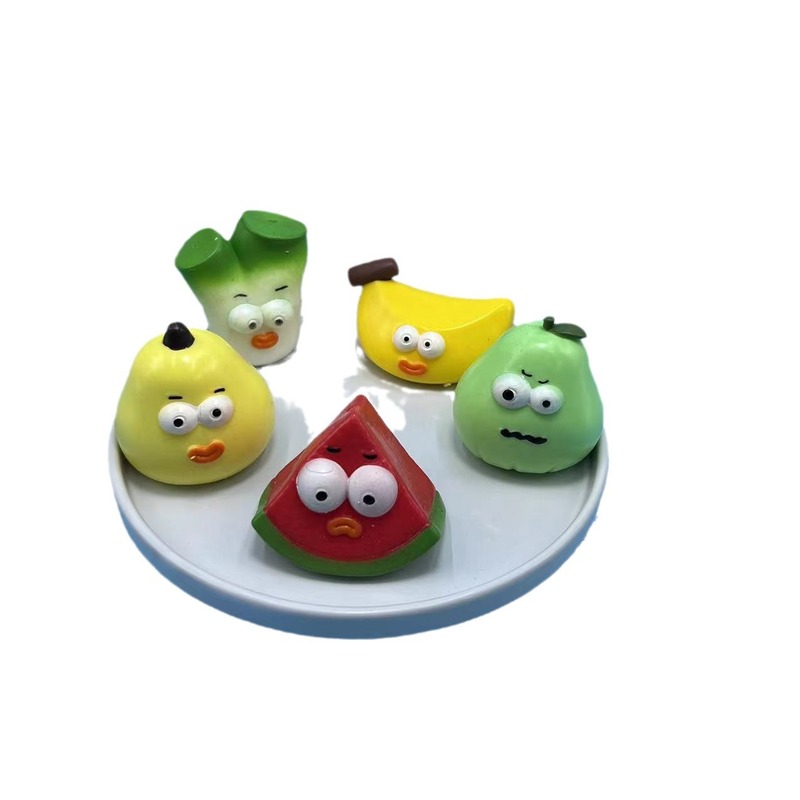 創意的な流体の果物と野菜は子供のおもちゃのナシをつまんで果物のバナナの泥感のスイカをシミュレーションします。|undefined