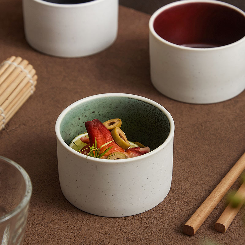 El estilo japonés original y simple de pimienta, platos de sal, platos de postre, condimentos, platos de ensalada de frutas, platos de arroz y cubiertos