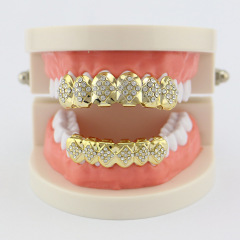 Diamond-cut, gold-plated, hip-hop vampire grill with sharp teeth, metal fangs, Halloween false teeth, Teeth Grills