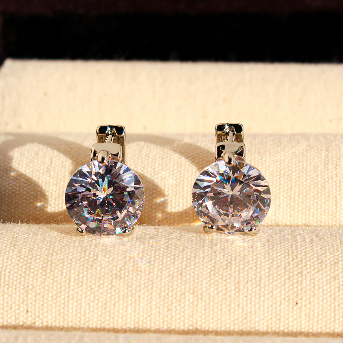 Light Luxury Commuting Essential Round Carat Diamond Earrings for Women, Fashionable and Atmospheric Zircon Small Earrings, Versatile Earrings 1095