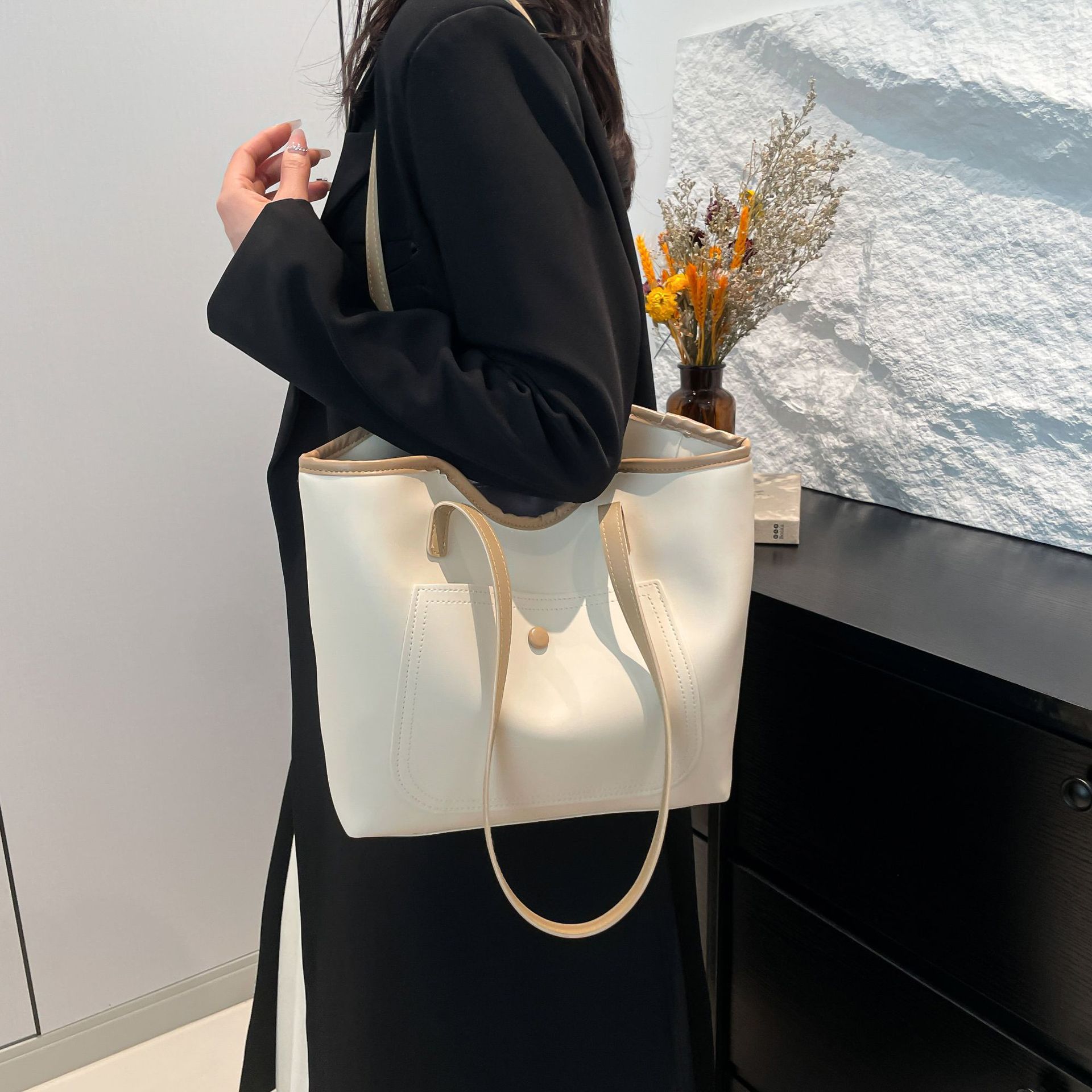 Bolso retro al por mayor para mujeres 2025 primavera nueva bolsa de hombro de gran capacidad versátil bolso de viaje portátil simple