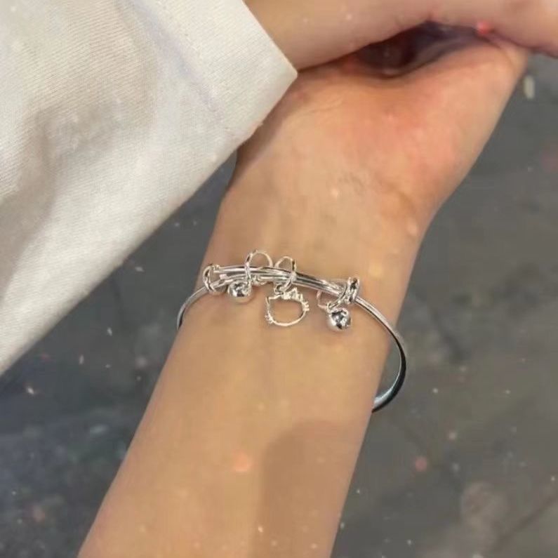 Nuevo pulsera de campana de gatos kt simple y versátil Kitty colgar pulsera deslizante para dar regalo a la novia