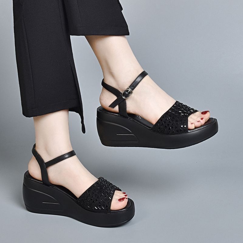 Sandalias de talón de la mujer verano 2026 nuevo muffins de moda universal sandalias de dedos abiertos sandalias de diamante hebilla